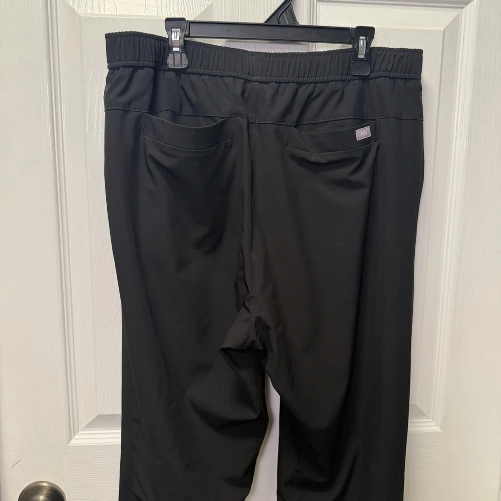 FIGS Men’s Black Lined Tansen Joggers, Medium Scrub Pants